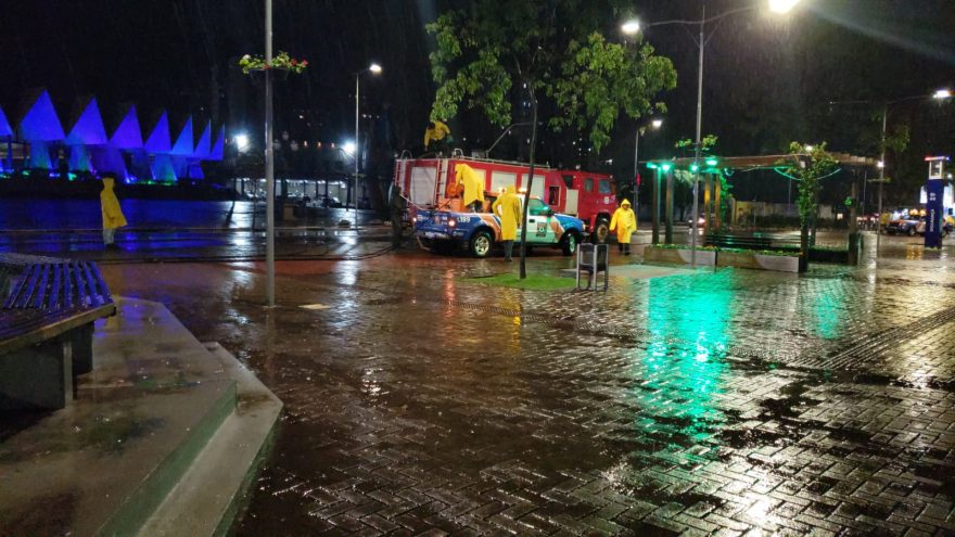 Calçadão é lavado pela Defesa Civil após grande quantidade de chuva em Cascavel