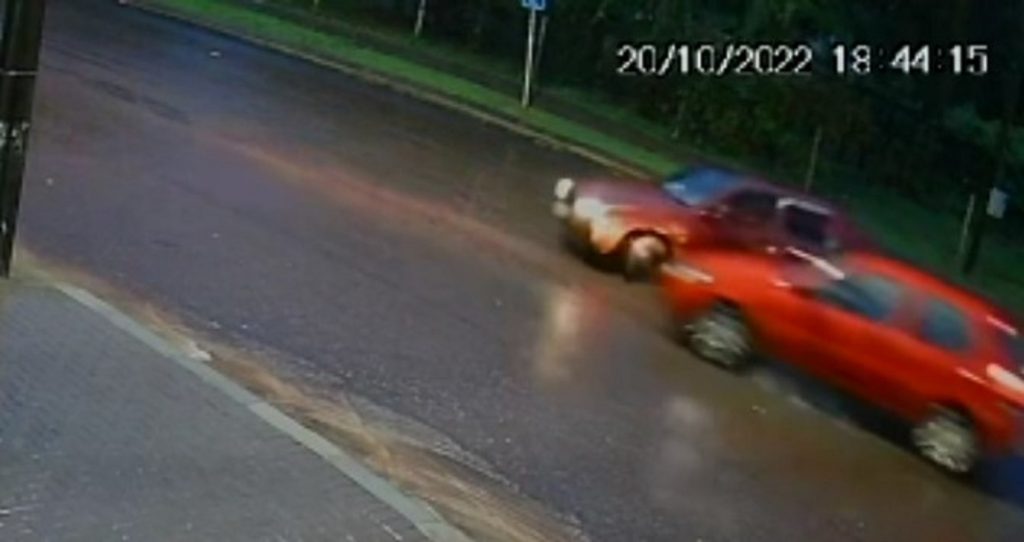 Câmera flagra colisão entre Pálio e Fiesta no Bairro Country; veja