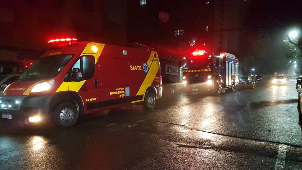 Mulher sofre luxação em joelho ao cair dentro de imóvel no Centro