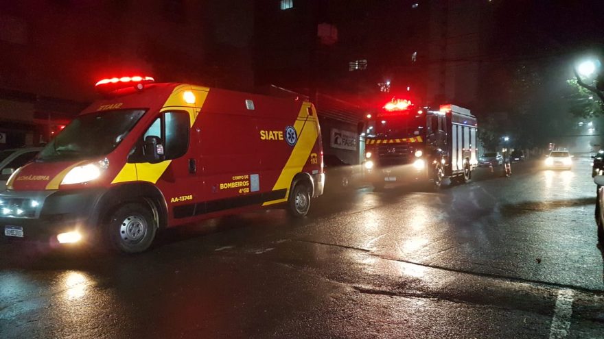 Mulher sofre luxação em joelho ao cair dentro de imóvel no Centro