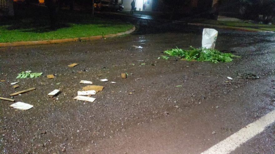 Moradores do Maria Luiza improvisam sinalização de buracos na via para alertar condutores