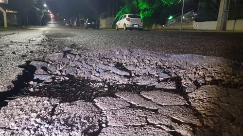 Buracos no asfalto desafiam condutores na Rua Minas Gerais Imagem referente a Buracos no asfalto desafiam condutores na Rua Minas Gerais