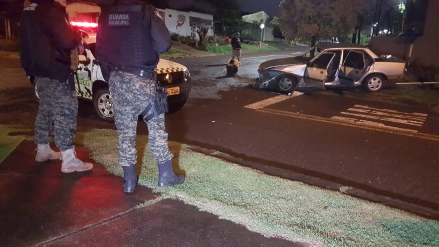 Três homens armados fogem de abordagem e são presos após colidir carro no Santa Cruz