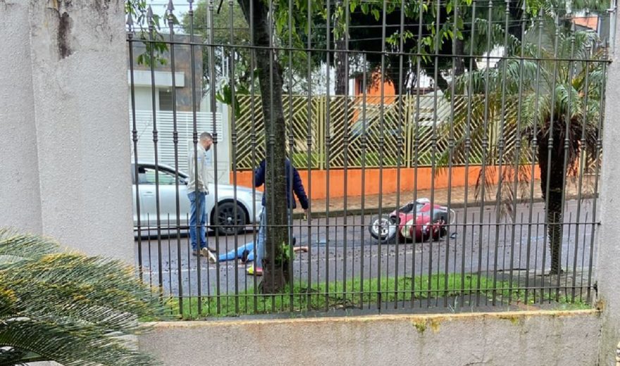 Mulher fica ferida ao sofrer queda de motocicleta no Centro