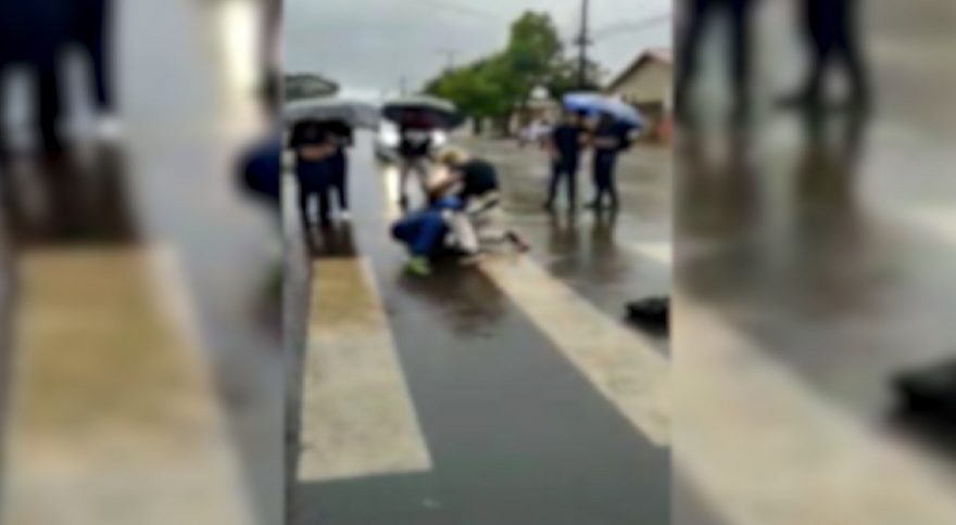 Vídeo flagra alunos brigando na saída do Colégio do Bairro Periolo