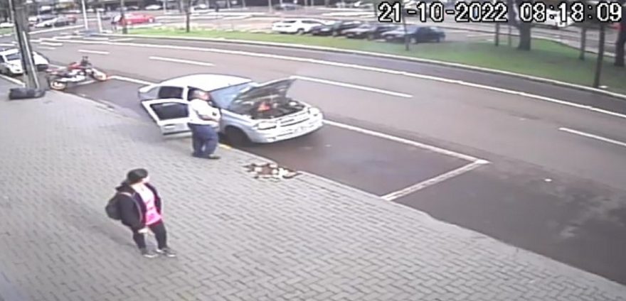 Veículo pega fogo na Avenida Brasil e funcionário de comércio ajuda a conter as chamas com um extintor