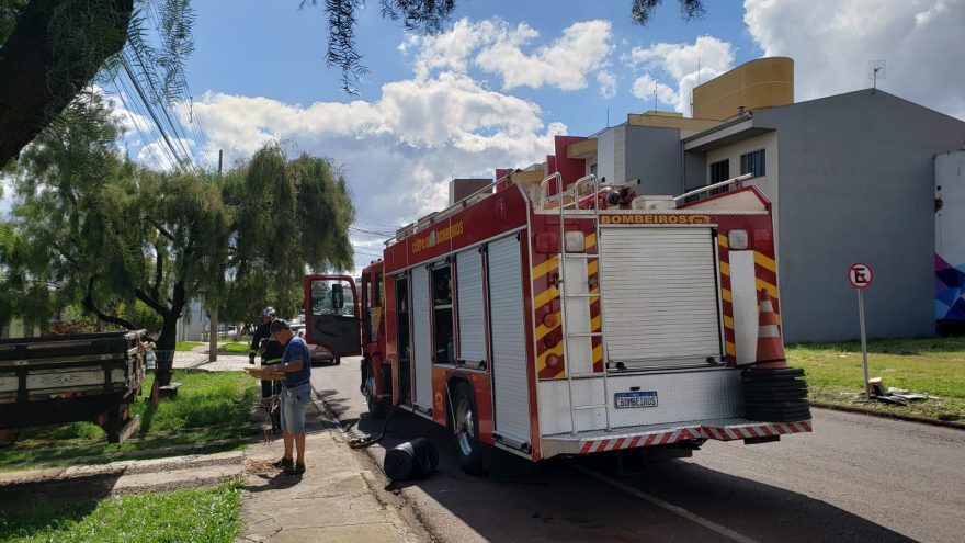 Corpo de Bombeiros é acionado para combater incêndio em residência no Coqueiral