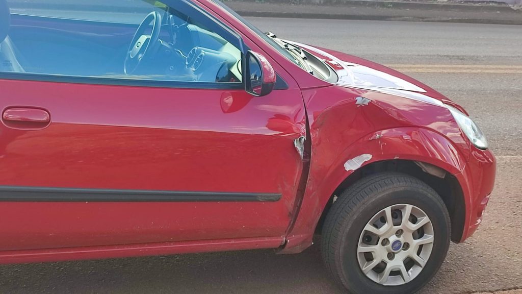 Carro fica danificado após colisão no viaduto da Jacarezinho