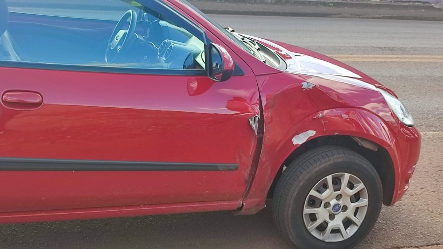 Carro fica danificado após colisão no viaduto da Jacarezinho