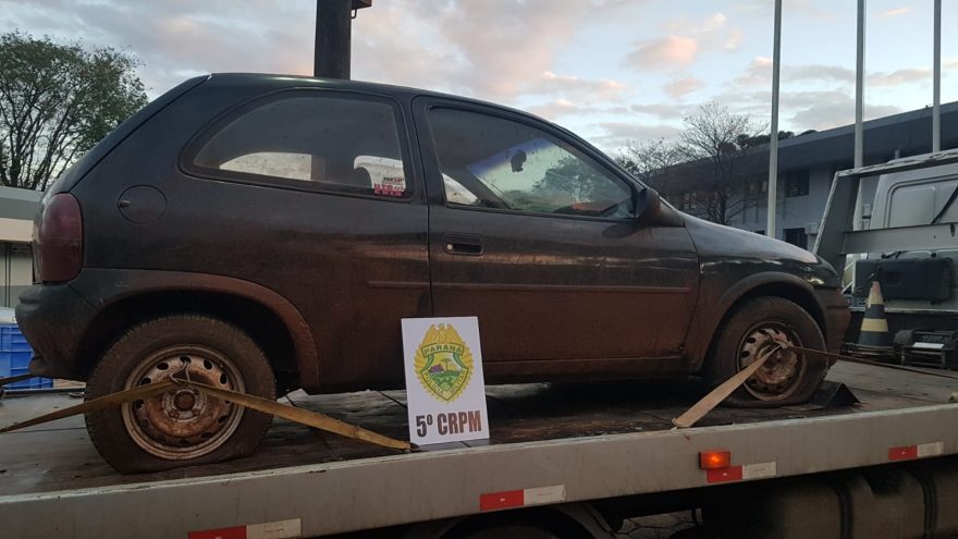 Corsa com alerta de furto é recuperado pela PM