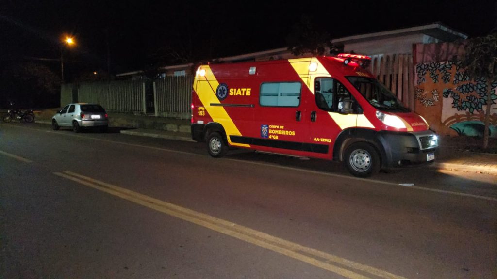 Jovem sofre suspeita de fratura em costelas ao cair em bueiro com a tampa aberta