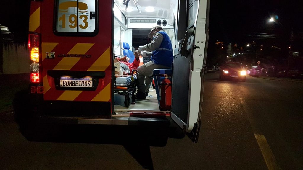 Motoboy sofre acidente e é encaminhado com suspeita de fratura na perna, no Santa Felicidade
