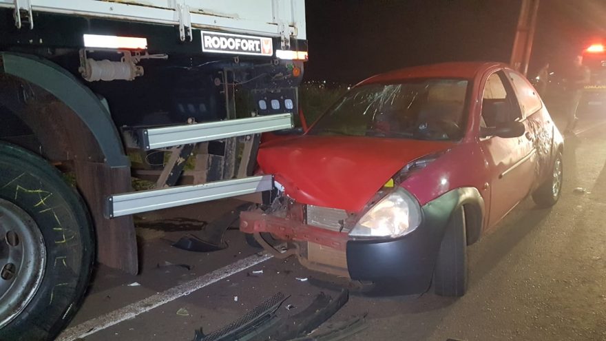 Ford Ka colide em carreta estacionada e deixa três feridos, no Clarito