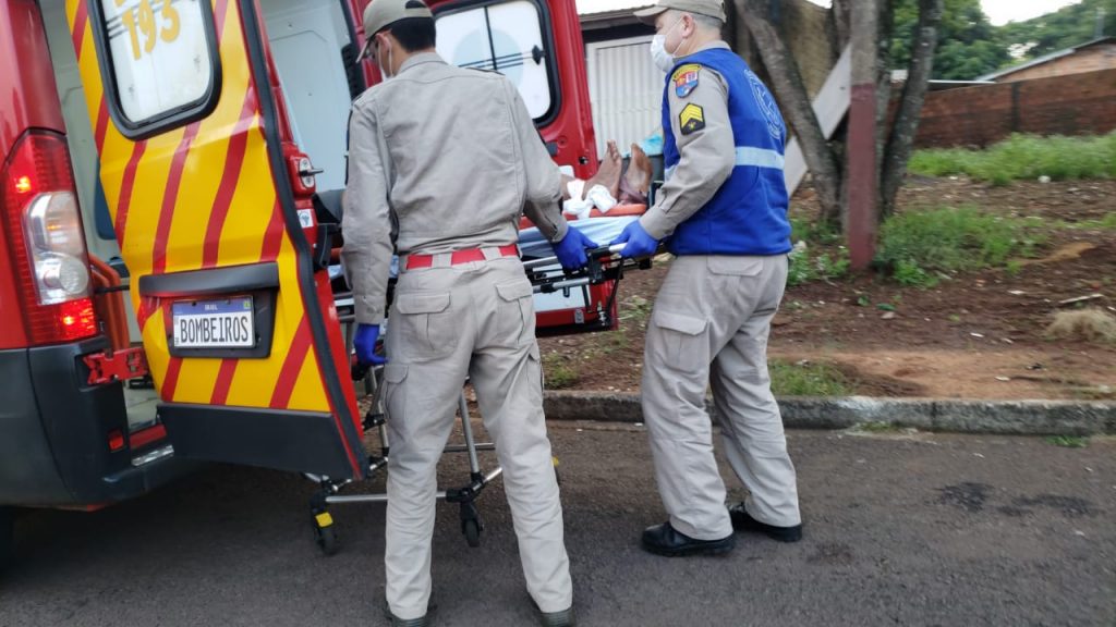 Mulher fica ferida ao bater a cabeça no chão e é socorrida pelo Siate