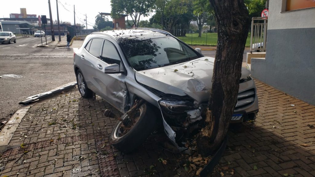 Mercedes GLA 2000 é abandonada acidentada na região central
