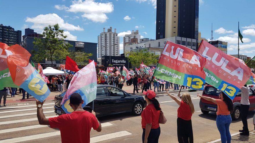 Apoiadores do Lula fazem manifestação neste sábado (22)