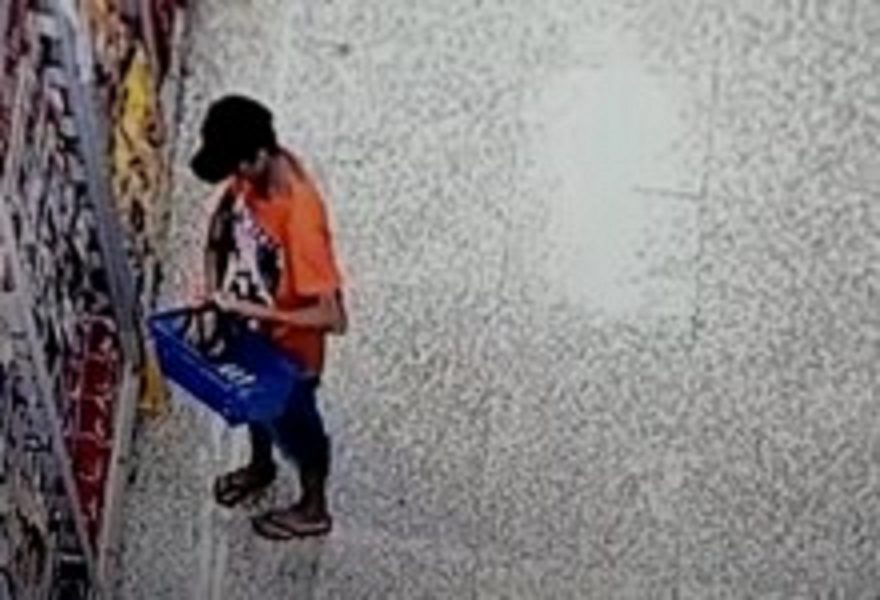 Veja o momento em que homem é detido por um segurança após furtar supermercado