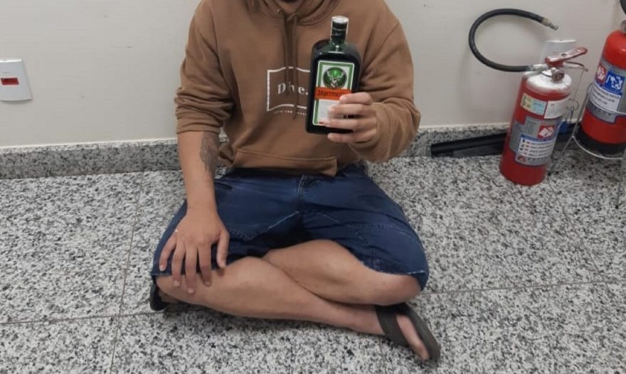 Câmera de segurança flagra furto em supermercado do Bairro Parque Verde
