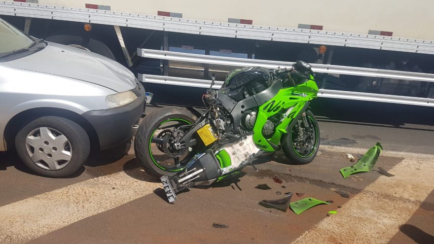 Três pessoas ficam feridas em grave acidente de trânsito na BR-277