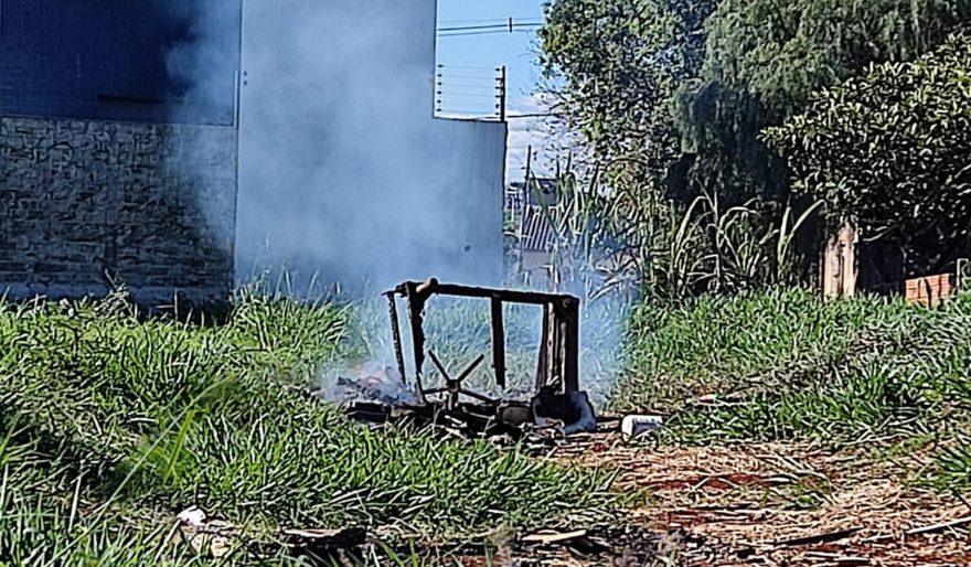 Internauta relata que vizinhos estão queimando lixo em lote vazio no Tropical II