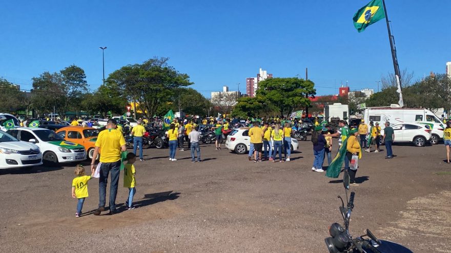 Apoiadores do Bolsonaro realizam carreata neste sábado (22)