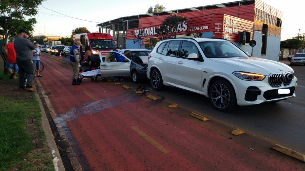 Gol e BMW se envolvem em batida na Avenida Tito Muffato, perto do Estádio Olímpico