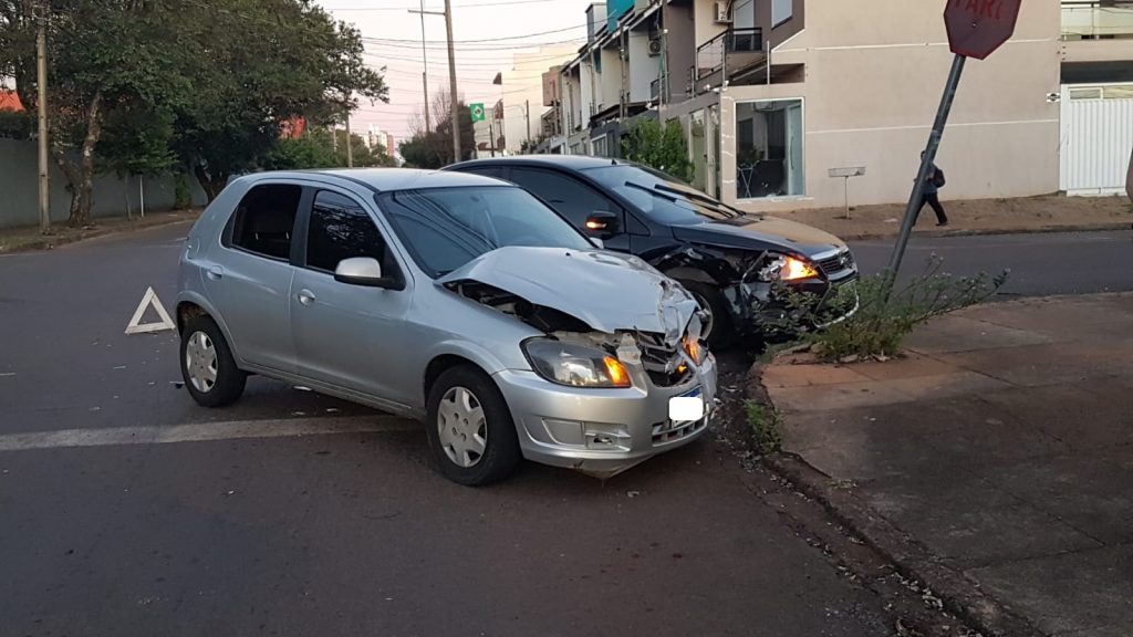 Celta e Focus batem em cruzamento no Bairro Coqueiral