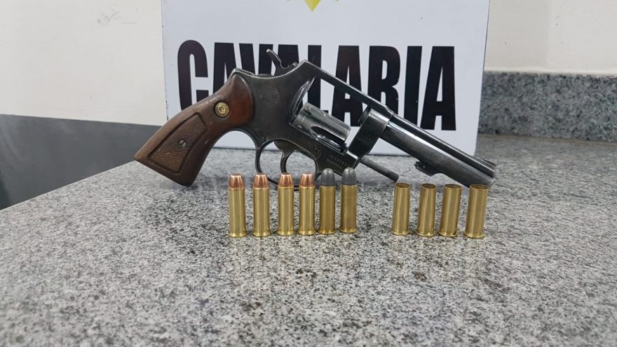 Cavalaria detém dupla e apreende arma com munições, após disparos contra casa no Bairro Brasília