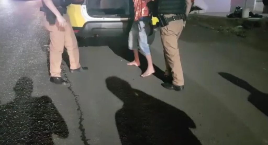 Rapaz desacata policiais militares em local de homicídio e acaba detido