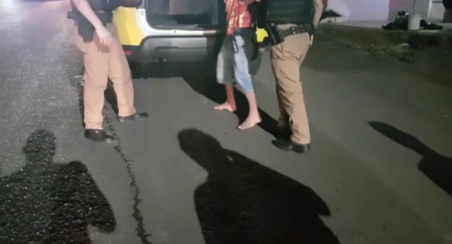 Rapaz desacata policiais militares em local de homicídio e acaba detido