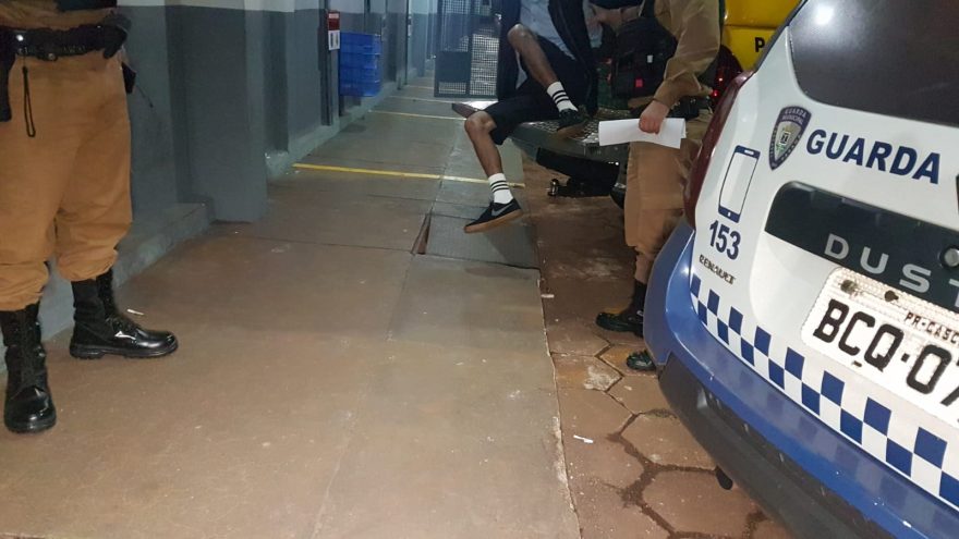 Homem com mandado de prisão em aberto é detido pela PM no Bairro Interlagos