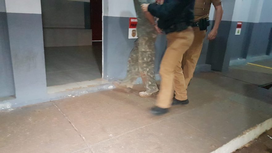 Homem em posse de faca é detido acusado de ameaçar companheira no Bairro Periolo