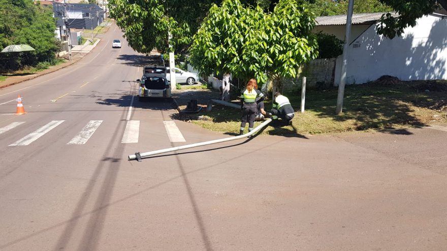 Semáforo é derrubado após colisão de trânsito no Bairro Cancelli