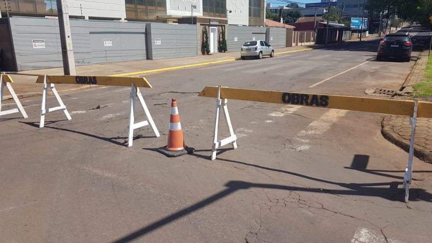 Trânsito está impedido em trecho da Rua Salgado Filho para obras de recapeamento asfáltico