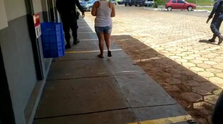 Mulher presta depoimento após relatar ser vítima de violência doméstica no Bairro Cascavel Velho