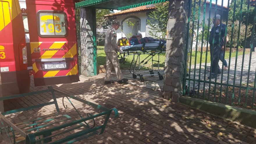 Idoso de 80 anos fica ferido ao cair de aproximadamente quatro metros de altura no Bairro Country