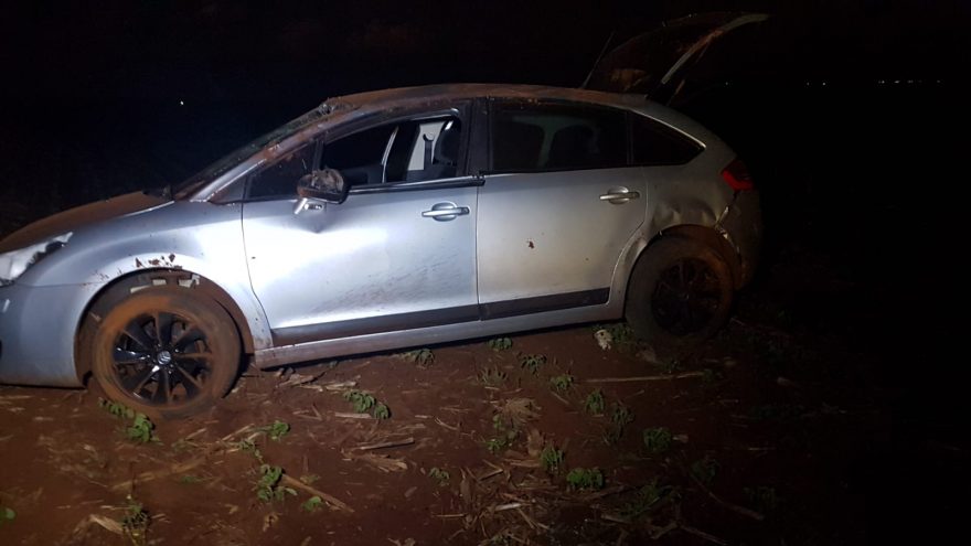 Carro capota na PR-180 mobiliza socorristas do Corpo de Bombeiros