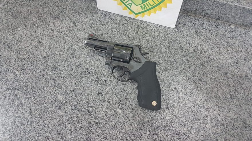 Arma de fogo é apreendida pela PM e jovem detido