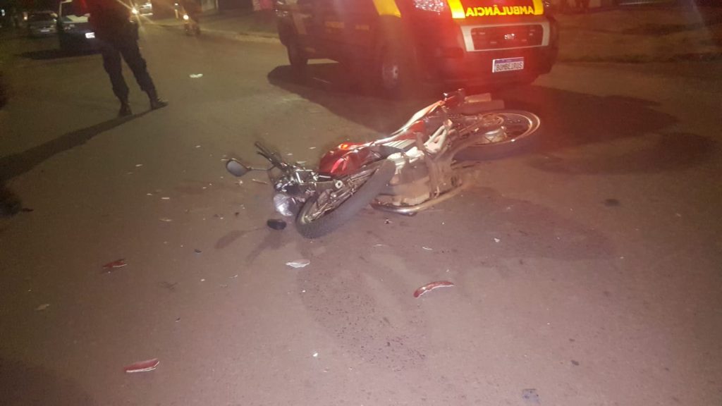 Carro colide contra motocicleta e na sequência atinge muro de residência