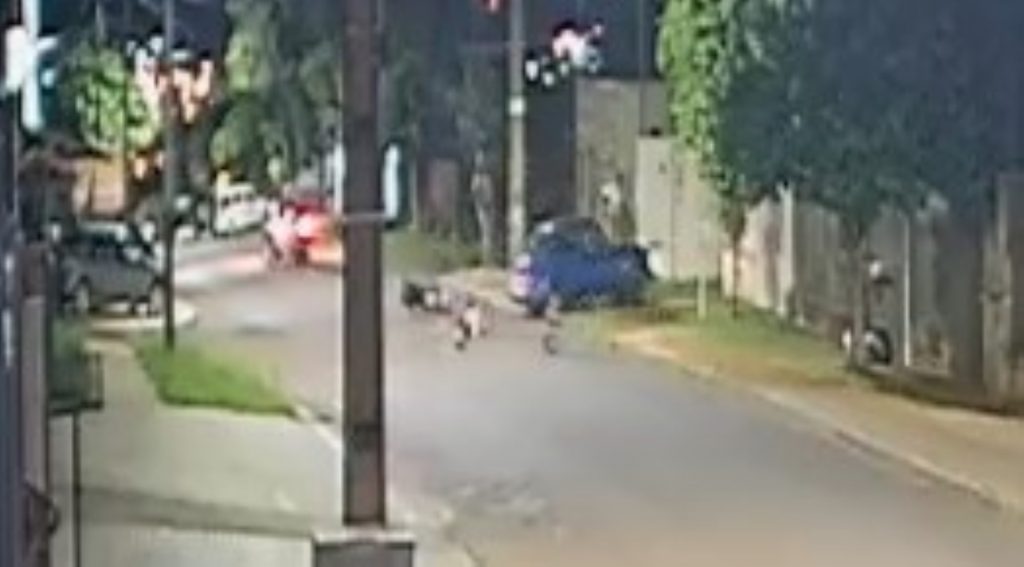 Vídeo: carro colide contra moto e atinge muro de residência