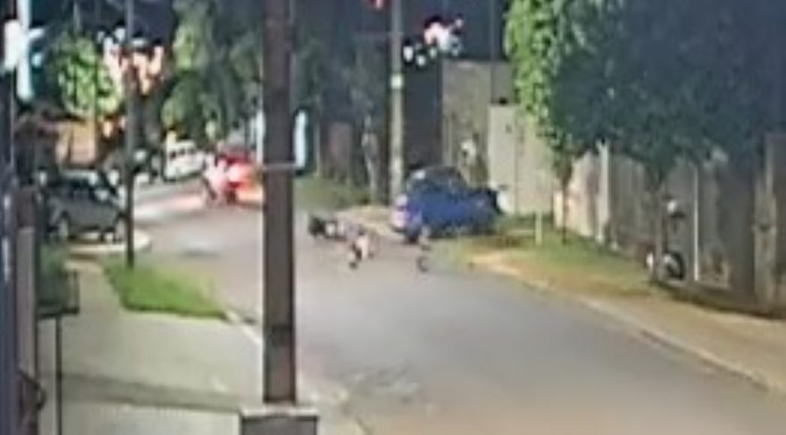 Vídeo: carro colide contra moto e atinge muro de residência