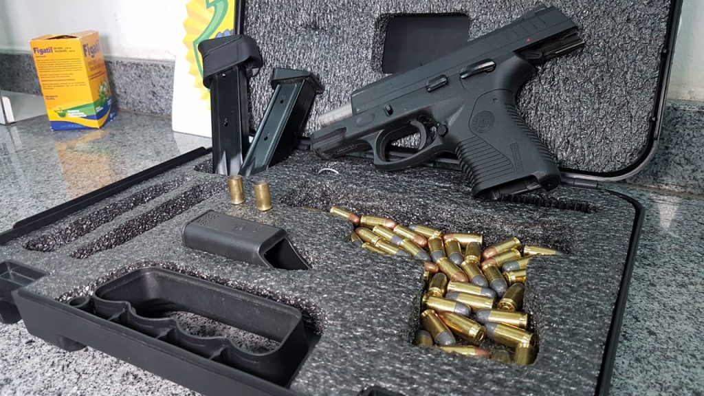 Homem faz disparos de pistola em residência e é detido pela PM, no Universitário