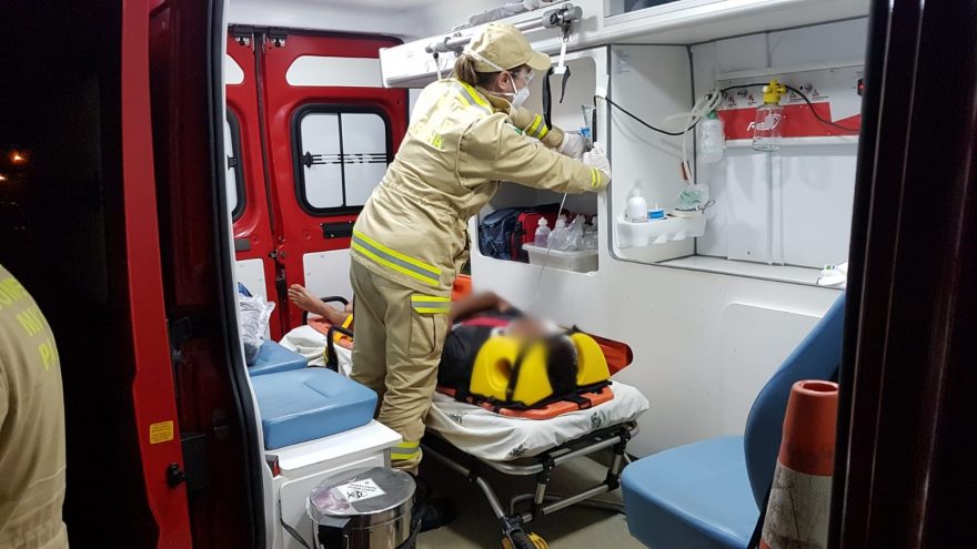 Pai encontra filho ferido e aciona socorro do Siate, no Bairro Morumbi; jovem teria sido vítima de agressão