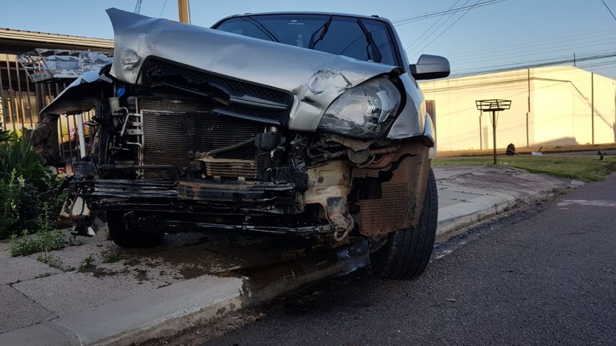 Forte colisão entre Tucson e Clio deixa jovem ferido, no bairro Pioneiros Catarinenses