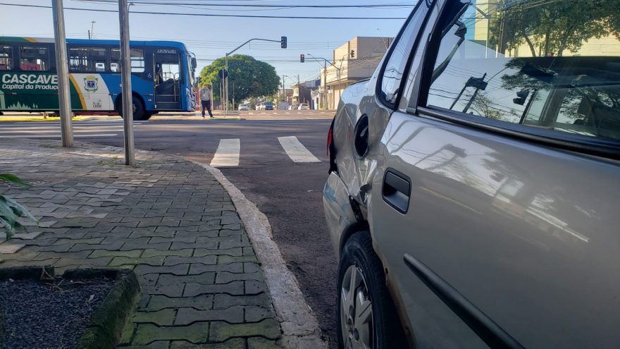 Ônibus e automóvel se envolvem em acidente no Centro e Siate é mobilizado