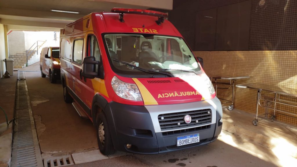 Mulher fica ferida em colisão entre moto e Corolla no Bairro Coqueiral Mulher fica ferida em colisão entre moto e Corolla no Bairro Coqueiral