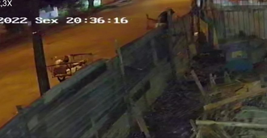 Imagens de câmeras de segurança flagram indivíduo furtando peças de andaime em obra no Bairro Neva