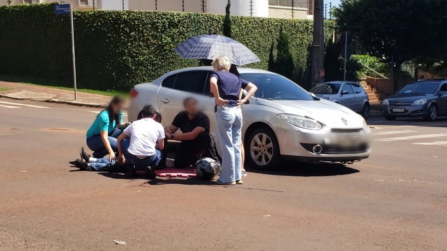 Grave acidente entre motocicleta e automóvel é registrado no Centro de Cascavel