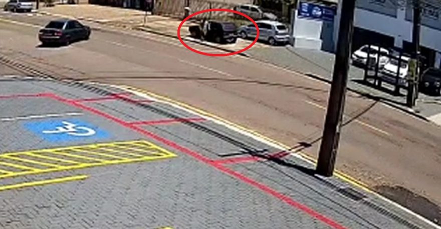 Câmera registra furto de veículo Fiat Uno de placas IJQ-6J84 no Bairro São Cristóvão