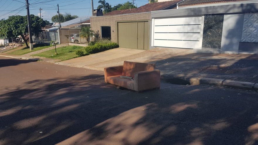 Moradores do Periolo utilizam sofá para tampar tampa de esgoto aberta